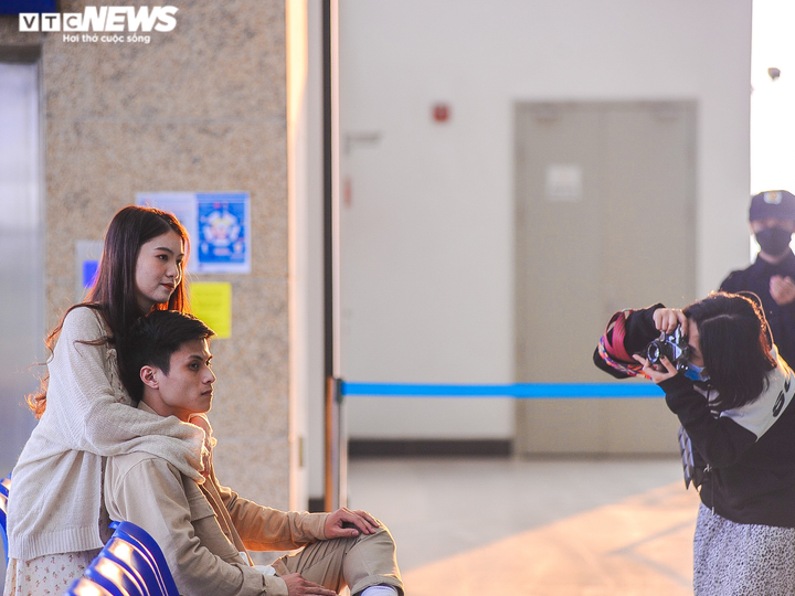 Ảnh: Tàu điện trên cao Cát Linh - Hà Đông 'hút' giới trẻ dịp cuối tuần - 6