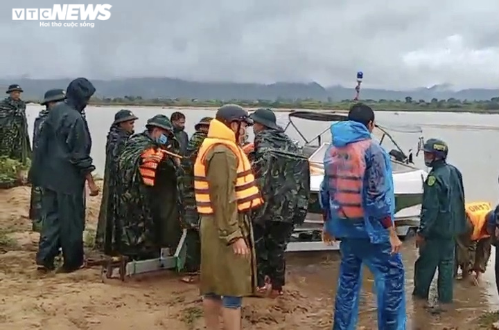 Ảnh: Trăm người ‘đội mưa’ tìm cháu bé mất tích trên sông Ba, Gia Lai - 5