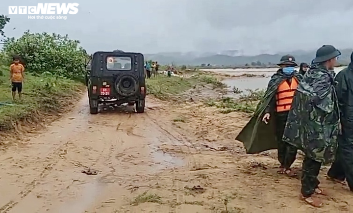 Ảnh: Trăm người ‘đội mưa’ tìm cháu bé mất tích trên sông Ba, Gia Lai - 6