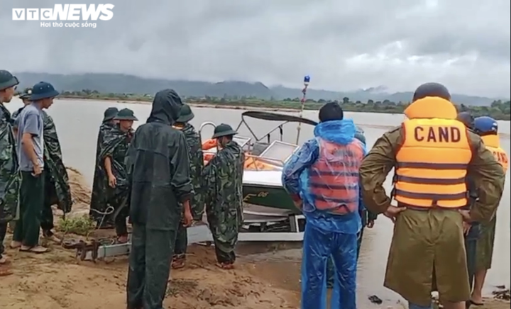 Ảnh: Trăm người ‘đội mưa’ tìm cháu bé mất tích trên sông Ba, Gia Lai - 2