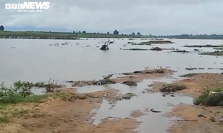 Ảnh: Trăm người ‘đội mưa’ tìm cháu bé mất tích trên sông Ba, Gia Lai - 7