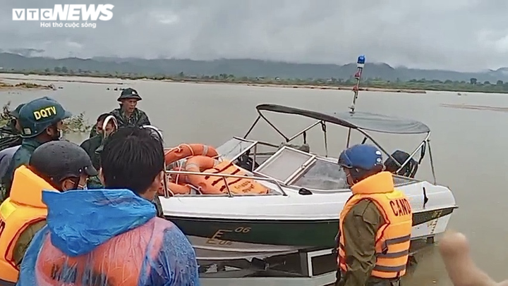 Ảnh: Trăm người ‘đội mưa’ tìm cháu bé mất tích trên sông Ba, Gia Lai - 3