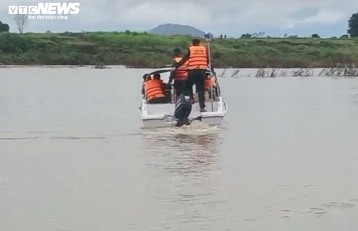 Ảnh: Trăm người ‘đội mưa’ tìm cháu bé mất tích trên sông Ba, Gia Lai - 4