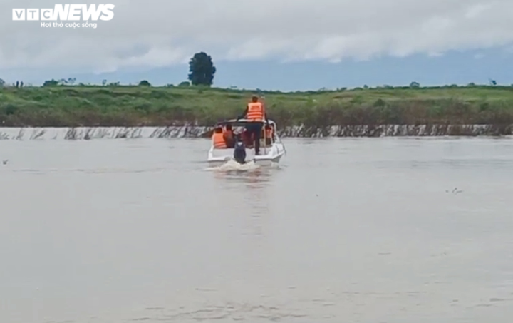 Ảnh: Trăm người ‘đội mưa’ tìm cháu bé mất tích trên sông Ba, Gia Lai - 1