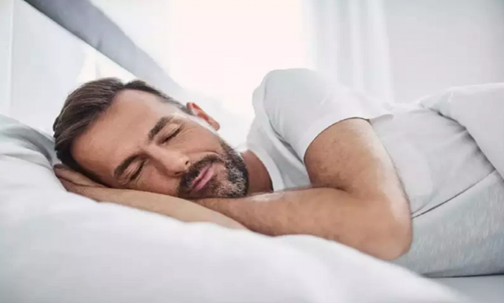 Thời gian đi ngủ lý tưởng giúp giảm nguy cơ mắc bệnh tim - 1