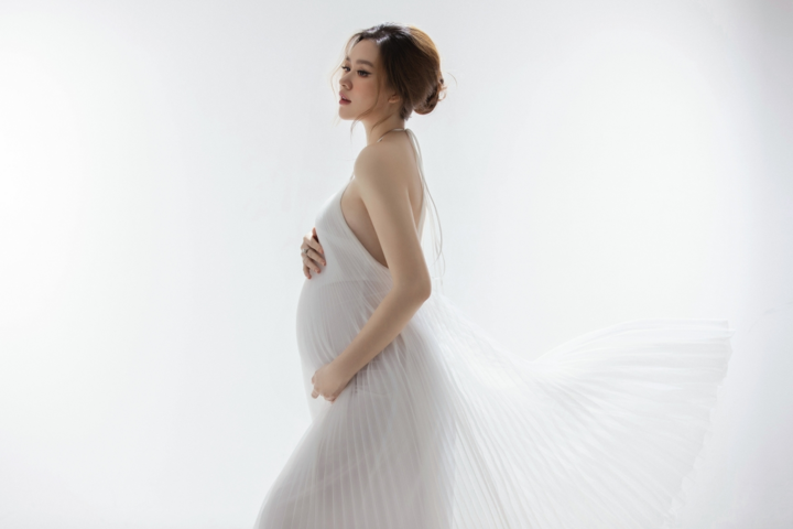 Á hậu Tường San mang bầu vẫn kiều diễm, sexy - 1