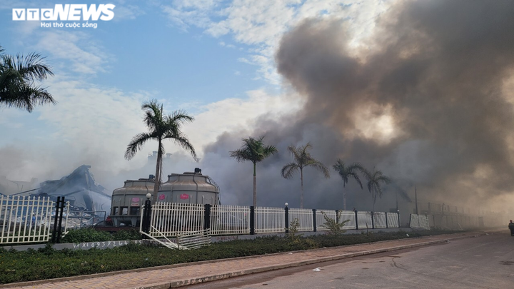 Sau gần 1 ngày, lửa vẫn âm ỉ trong công ty sản xuất nhựa ở Bắc Giang - 1