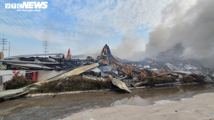 Sau gần 1 ngày, lửa vẫn âm ỉ trong công ty sản xuất nhựa ở Bắc Giang - 10