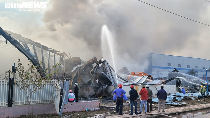Sau gần 1 ngày, lửa vẫn âm ỉ trong công ty sản xuất nhựa ở Bắc Giang - 11