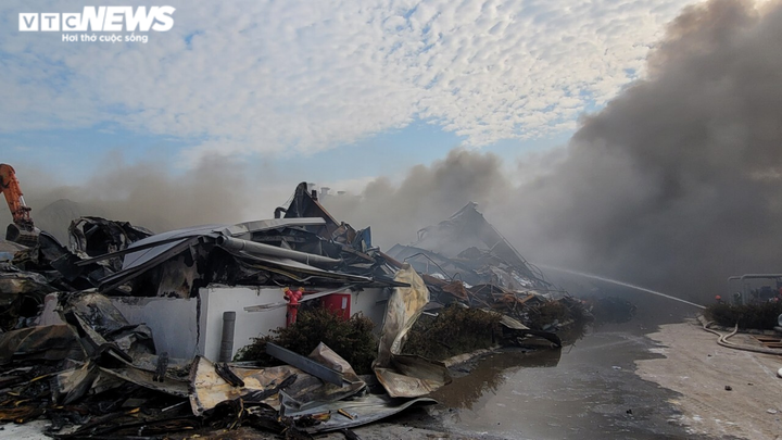 Sau gần 1 ngày, lửa vẫn âm ỉ trong công ty sản xuất nhựa ở Bắc Giang - 2