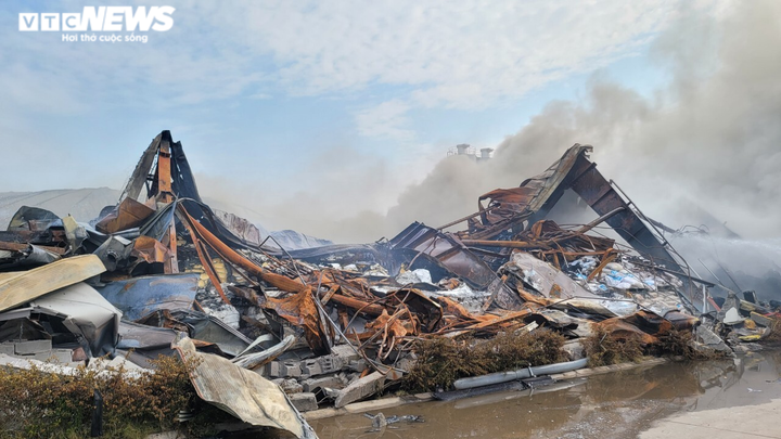 Sau gần 1 ngày, lửa vẫn âm ỉ trong công ty sản xuất nhựa ở Bắc Giang - 3