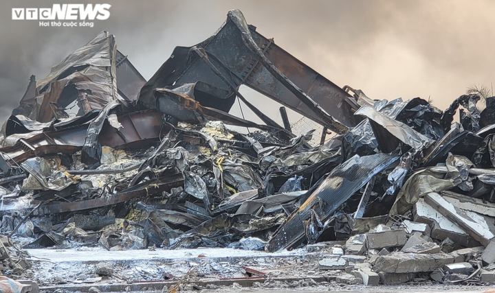 Sau gần 1 ngày, lửa vẫn âm ỉ trong công ty sản xuất nhựa ở Bắc Giang - 4