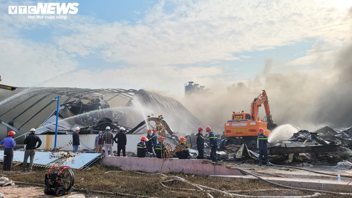 Sau gần 1 ngày, lửa vẫn âm ỉ trong công ty sản xuất nhựa ở Bắc Giang - 5