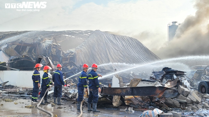 Sau gần 1 ngày, lửa vẫn âm ỉ trong công ty sản xuất nhựa ở Bắc Giang - 6