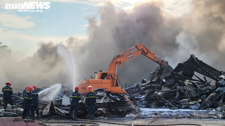 Sau gần 1 ngày, lửa vẫn âm ỉ trong công ty sản xuất nhựa ở Bắc Giang - 7