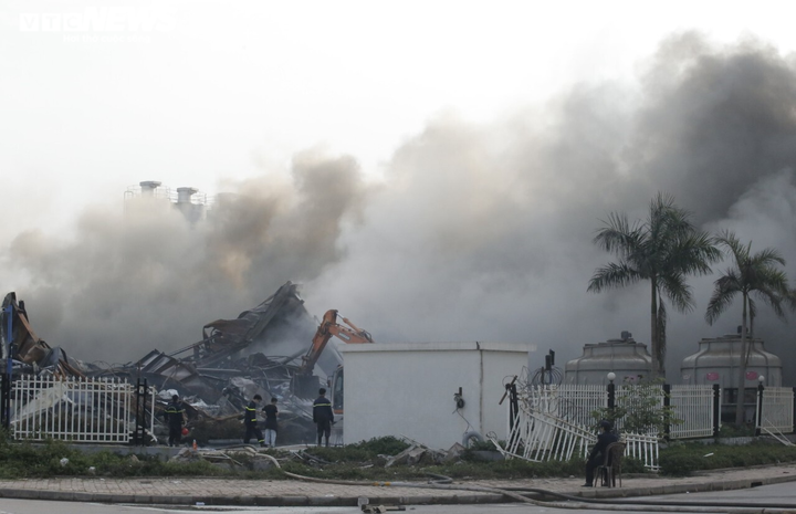 Sau gần 1 ngày, lửa vẫn âm ỉ trong công ty sản xuất nhựa ở Bắc Giang - 8