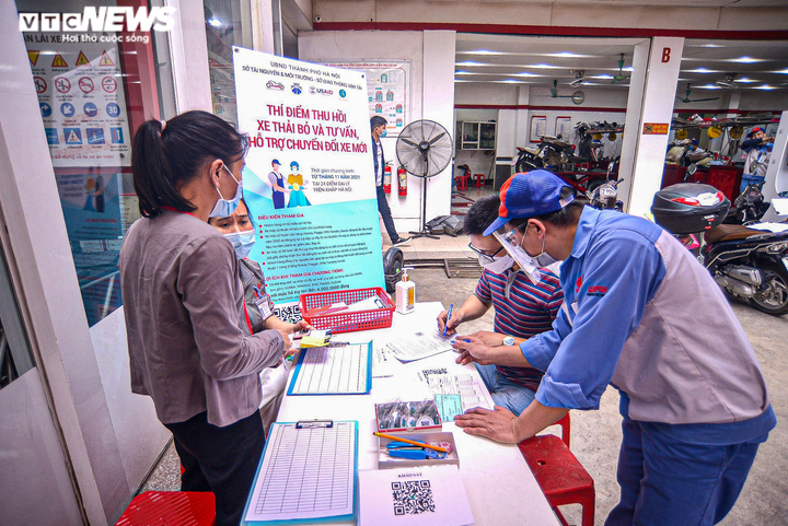 Tặng tiền đổi xe mới: Người lao động Hà Nội ít mặn mà, đại lý vắng khách - 5