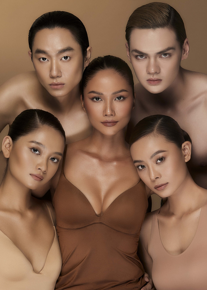 Hoa hậu H’Hen Niê đẹp không tì vết khi chụp ảnh cùng học trò - 4