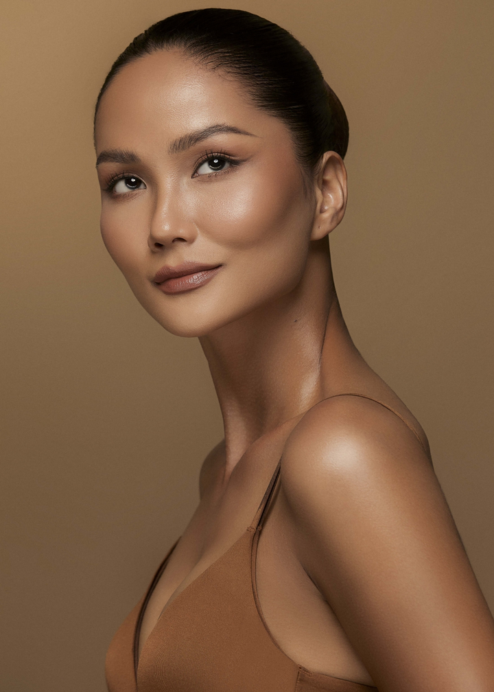 Hoa hậu H’Hen Niê đẹp không tì vết khi chụp ảnh cùng học trò - 5