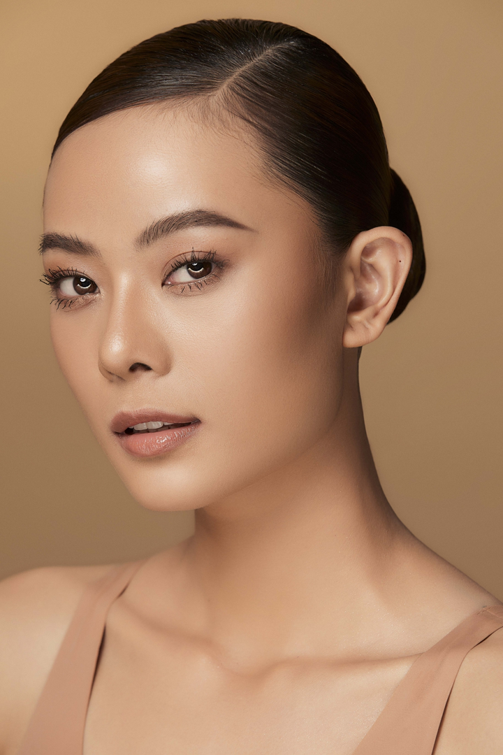 Hoa hậu H’Hen Niê đẹp không tì vết khi chụp ảnh cùng học trò - 17