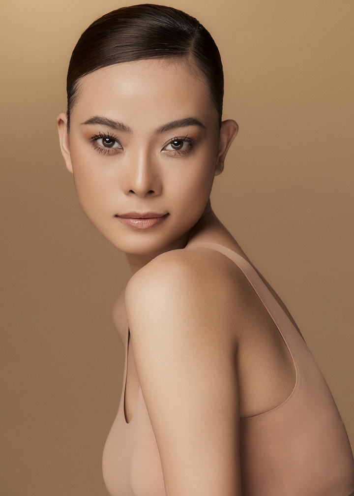 Hoa hậu H’Hen Niê đẹp không tì vết khi chụp ảnh cùng học trò - 16