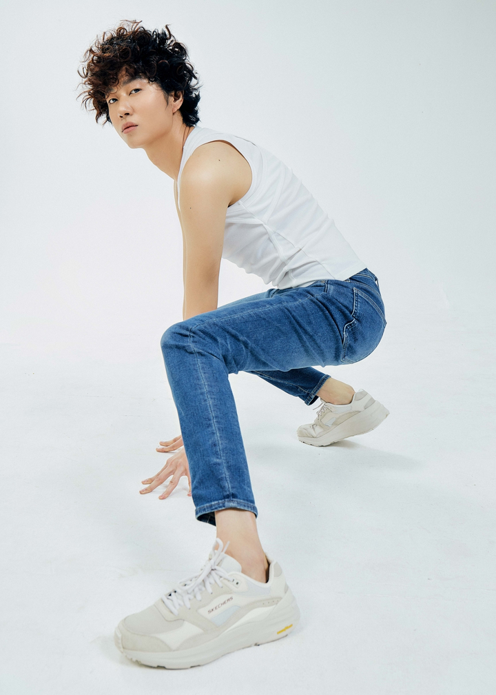 Hoa hậu H’Hen Niê đẹp không tì vết khi chụp ảnh cùng học trò - 12