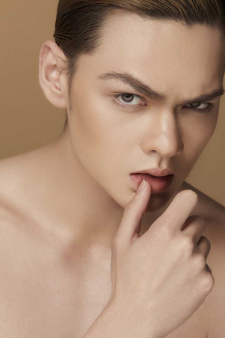 Hoa hậu H’Hen Niê đẹp không tì vết khi chụp ảnh cùng học trò - 11