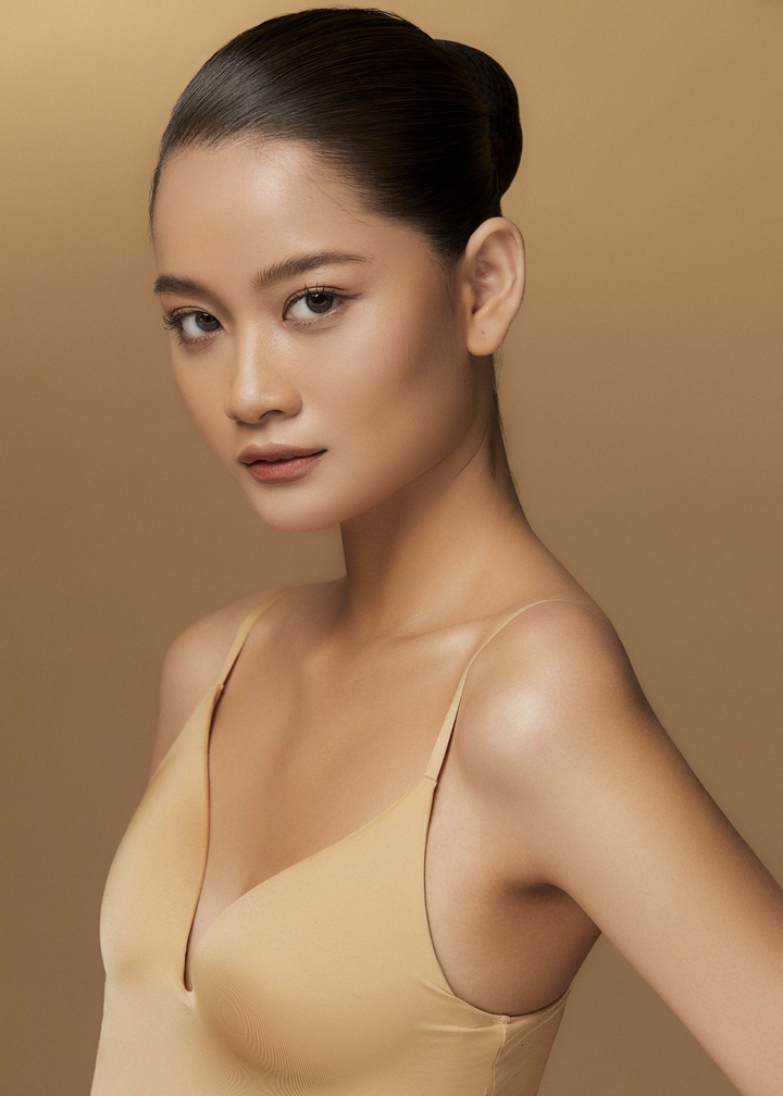 Hoa hậu H’Hen Niê đẹp không tì vết khi chụp ảnh cùng học trò - 8