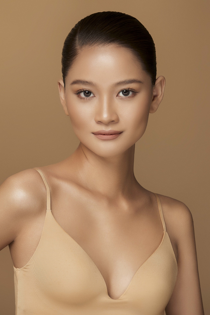 Hoa hậu H’Hen Niê đẹp không tì vết khi chụp ảnh cùng học trò - 7