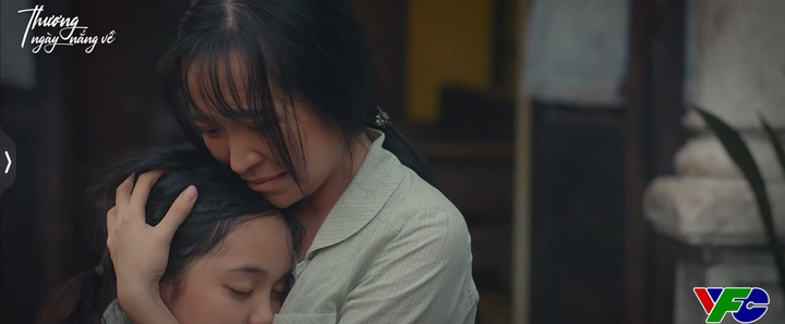 'Thương ngày nắng' về tập 2: Mẹ đơn thân phải bỏ con để cứu anh trai nghiện ngập - 1
