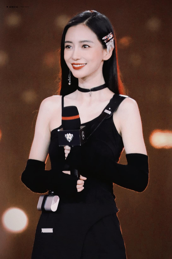 Ảnh chụp cận bóc mẽ nhan sắc Angela Baby: Gây sốc vì quá gầy, trơ cả xương ngực - 8