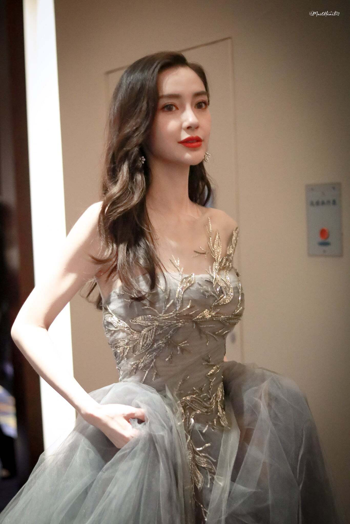 Ảnh chụp cận bóc mẽ nhan sắc Angela Baby: Gây sốc vì quá gầy, trơ cả xương ngực - 6