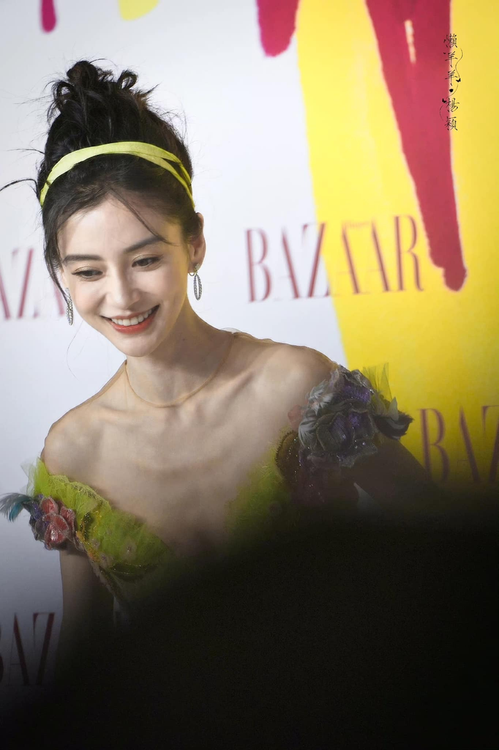 Ảnh chụp cận bóc mẽ nhan sắc Angela Baby: Gây sốc vì quá gầy, trơ cả xương ngực - 3