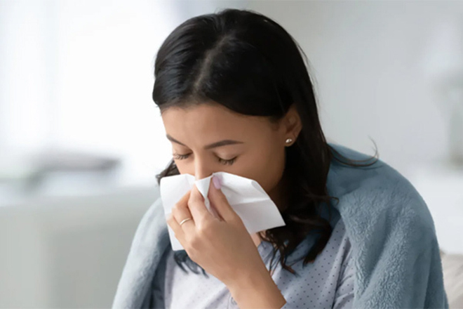 Các triệu chứng của COVID-19 ngày càng giống cảm lạnh - 1