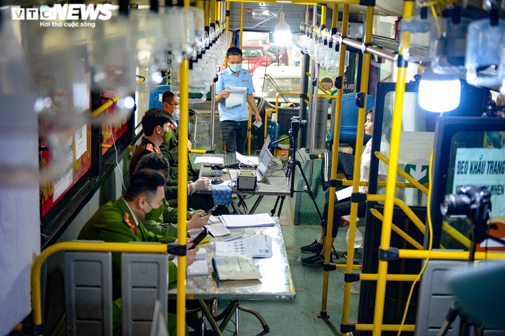 Công an Hà Nội cấp căn cước công dân gắn chip cho dân trên xe buýt lưu động - 6
