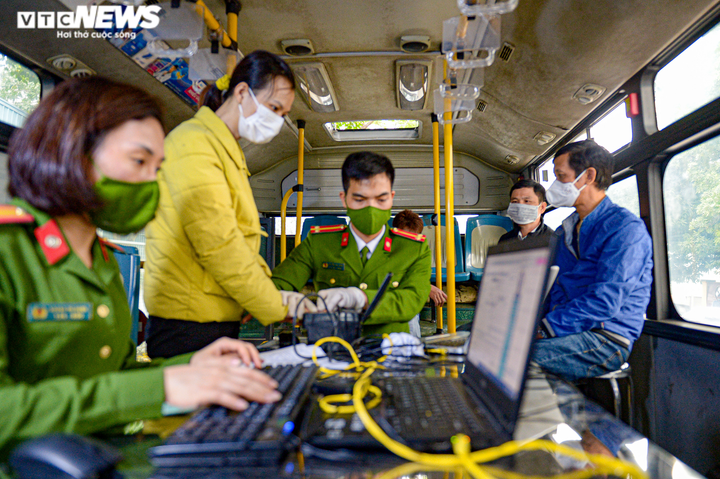 Công an Hà Nội cấp căn cước công dân gắn chip cho dân trên xe buýt lưu động - 9