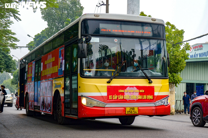 Công an Hà Nội cấp căn cước công dân gắn chip cho dân trên xe buýt lưu động - 11