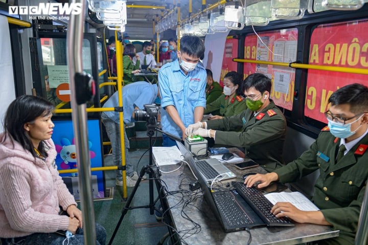 Công an TP Hà Nội cấp căn cước công dân gắn chip cho người dân trên xe buýt lưu động. (Ảnh: Đắc Huy)