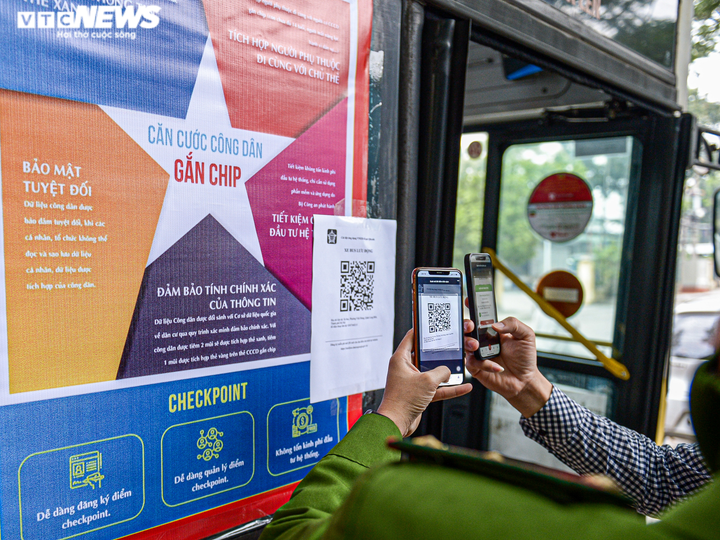 Công an Hà Nội cấp căn cước công dân gắn chip cho dân trên xe buýt lưu động - 5