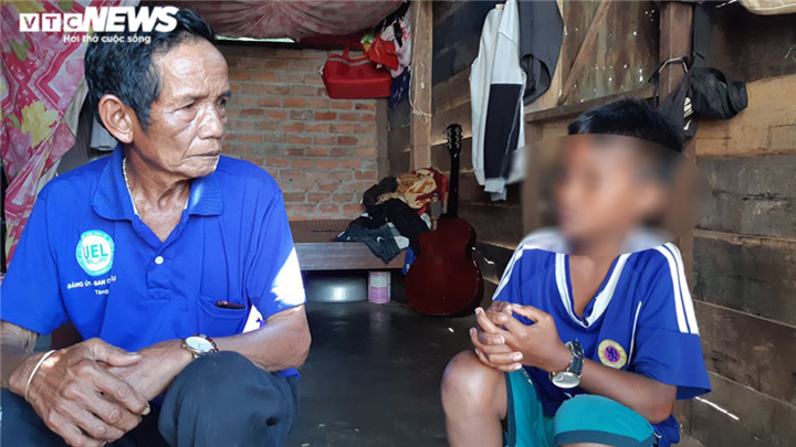 Cách chức hiệu trưởng giữ học bạ học sinh nghèo không có tiền đóng quỹ - 1