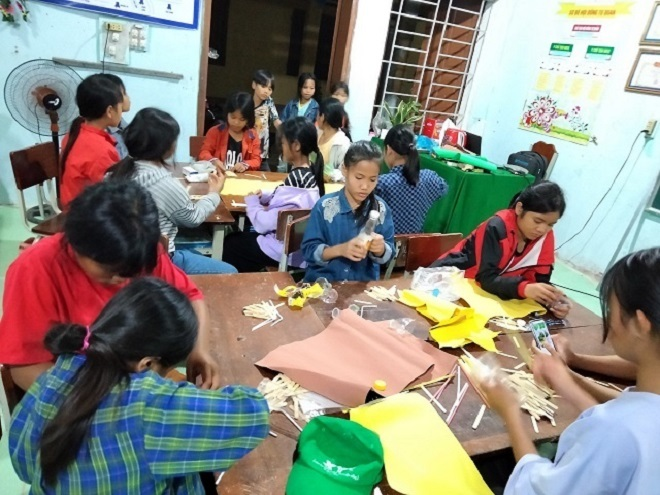 Học trò miền núi Quảng Nam 'hô biến' rác thải nhựa thành vật dụng hữu ích - 2