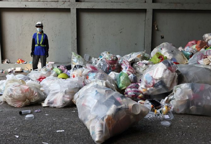 Dịch COVID-19 sinh 30.000 tấn rác thải nhựa đổ ra đại dương - 3