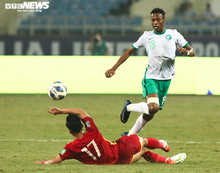 Video: VAR giải cứu tuyển Việt Nam, cầu thủ Ả Rập Xê Út ăn mừng hụt - 8
