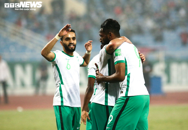 Video: VAR giải cứu tuyển Việt Nam, cầu thủ Ả Rập Xê Út ăn mừng hụt - 3