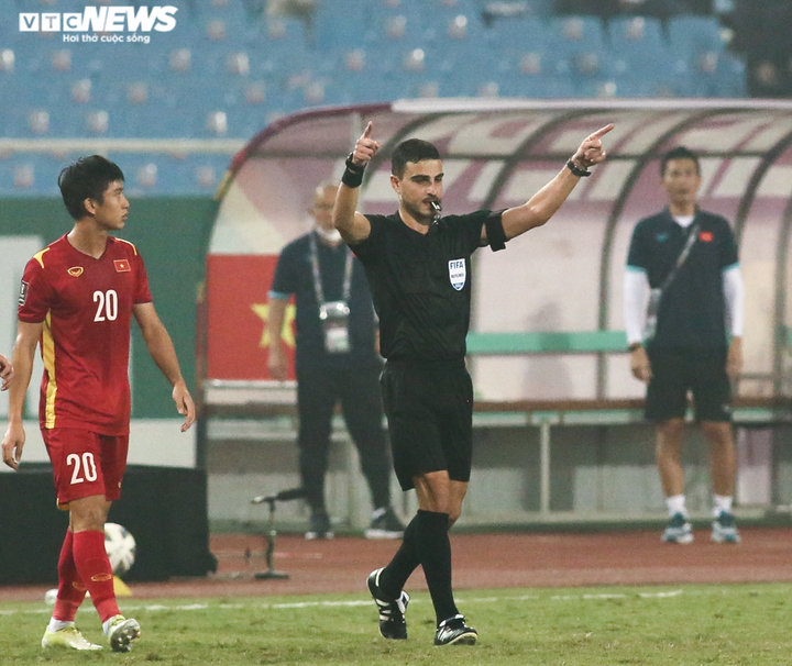 Video: VAR giải cứu tuyển Việt Nam, cầu thủ Ả Rập Xê Út ăn mừng hụt - 5