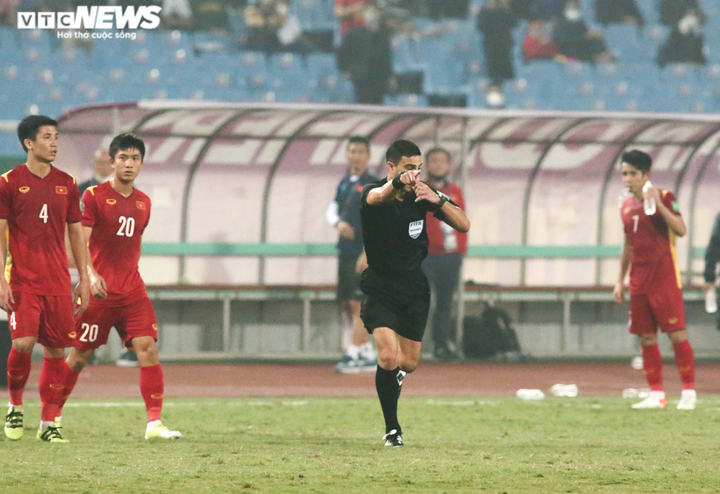 Video: VAR giải cứu tuyển Việt Nam, cầu thủ Ả Rập Xê Út ăn mừng hụt - 6