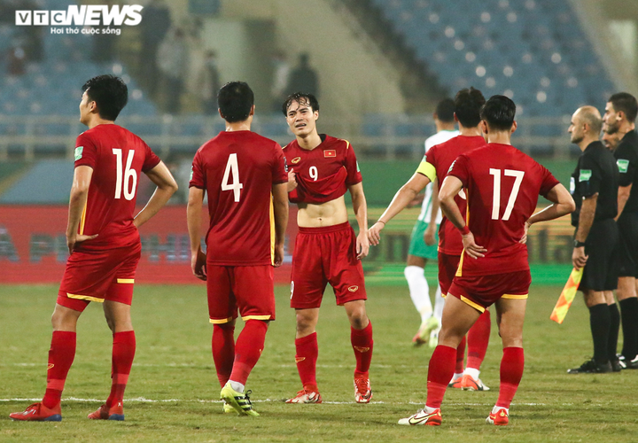 Ảnh: Tấn Trường muốn lên tấn công, HLV Park Hang Seo xua tay từ chối - 10