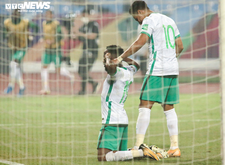 Video: VAR giải cứu tuyển Việt Nam, cầu thủ Ả Rập Xê Út ăn mừng hụt - 2