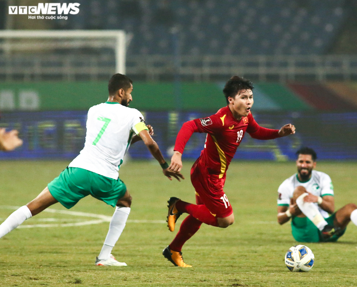 Video: VAR giải cứu tuyển Việt Nam, cầu thủ Ả Rập Xê Út ăn mừng hụt - 10