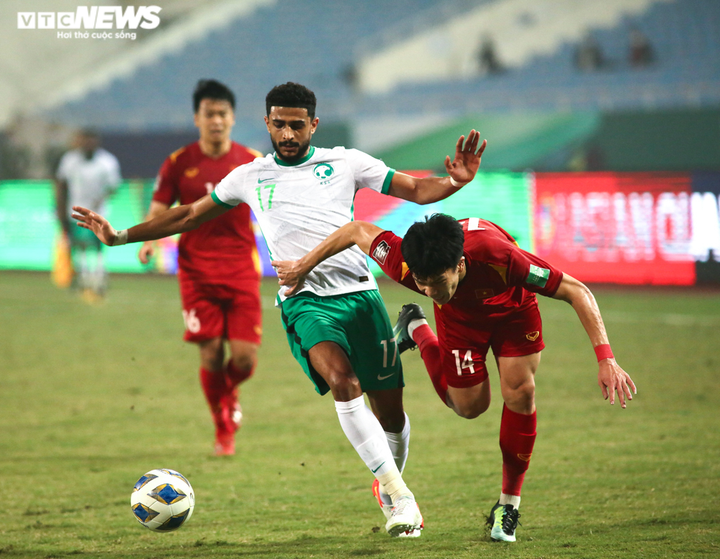 Video: VAR giải cứu tuyển Việt Nam, cầu thủ Ả Rập Xê Út ăn mừng hụt - 9